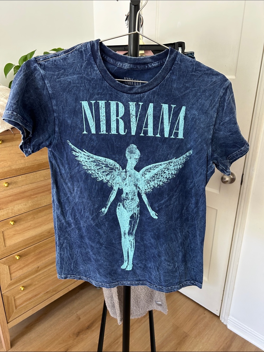 Nirvana Tee. Size small. PTP 17”.